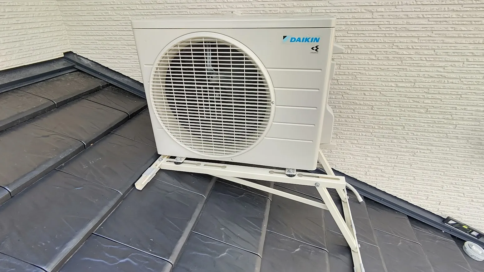 大津市F様邸御新築へエアコン取り付け｜室外機屋根アングル直角タイプ