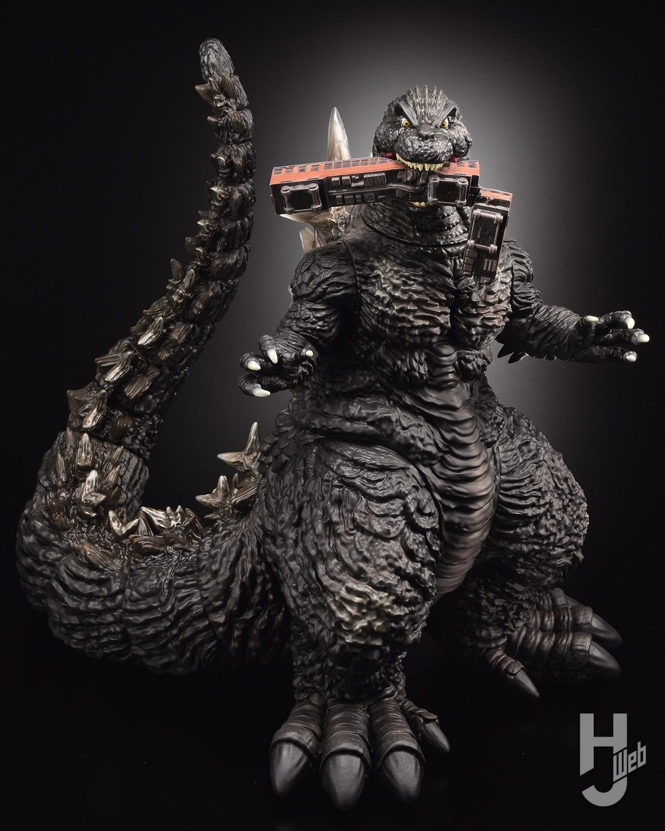 Gザウルスシリーズ」第一弾・ゴジラ（2023）が電車を咬んでいる“咬撃