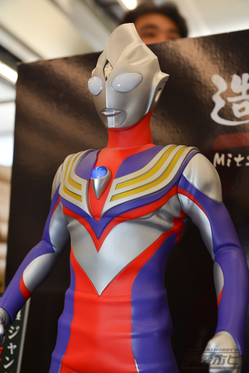 全高約53センチの「ウルトラマンティガ」ソフビフィギュアが展示
