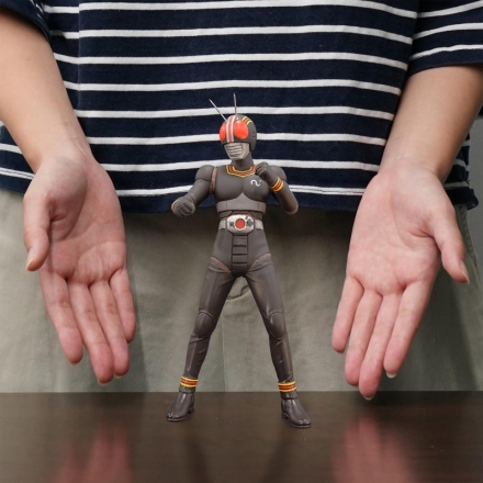 仮面ライダーBLACK」と「シャドームーン」のソフビ組立キットが海洋堂