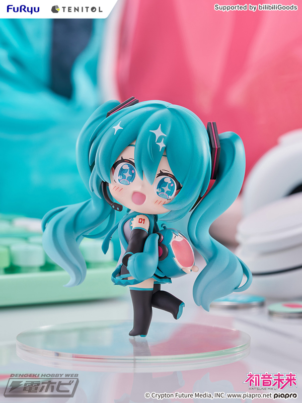 ふわふわの痛バッグを背負った初音ミクがTENITOLブランドから