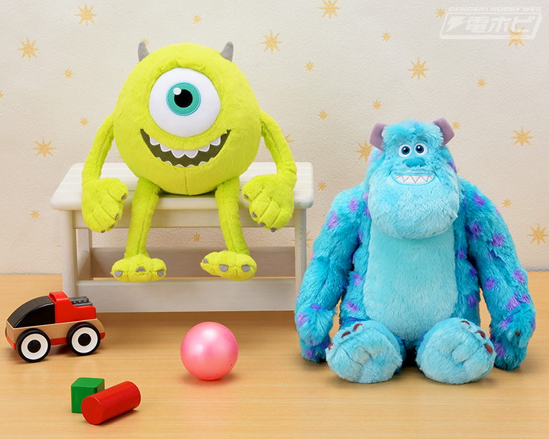 モンスターズ・インク』の「サリー」と「マイク」がお座りポーズの