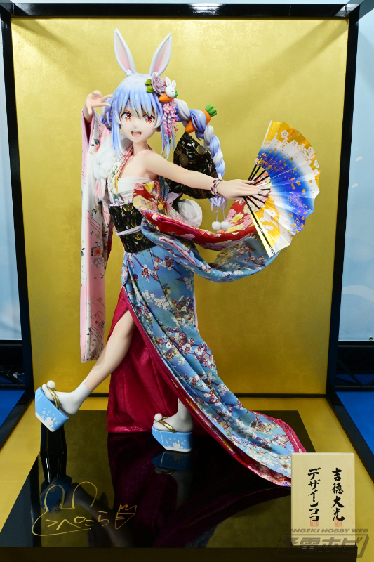 ホロライブ』等身大の兎田ぺこら＆がうる・ぐらがお出迎え！初展示の