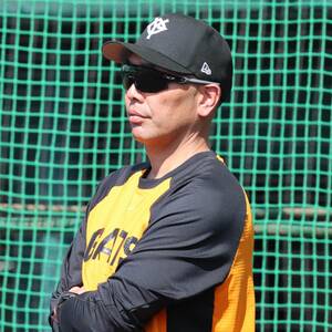 巨人】岡本和真と秋広優人の直筆サイン入り実使用スパイクを