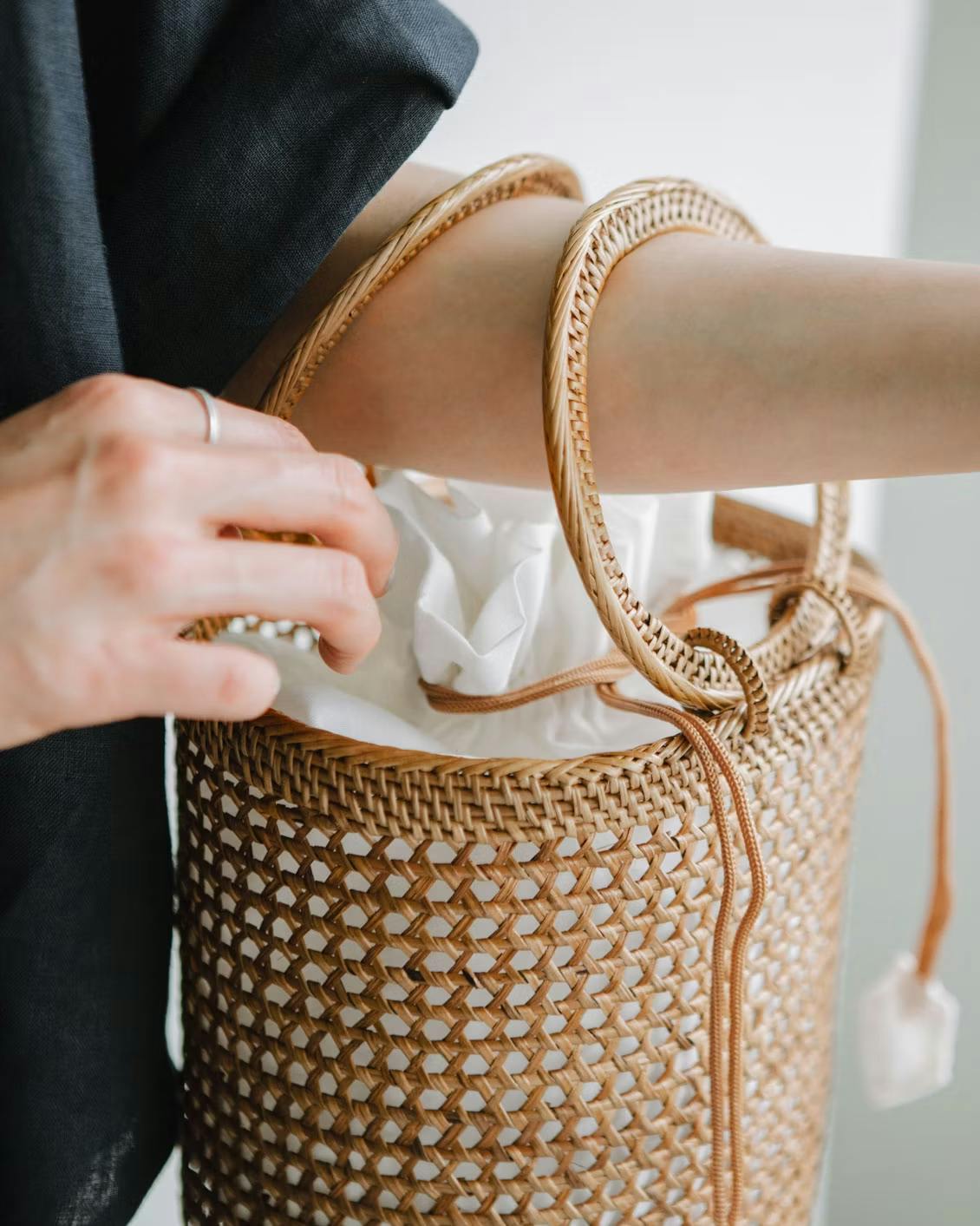 バイヤーの裏話】大人な夏の装いにぴったり。インドネシア生まれのカゴ