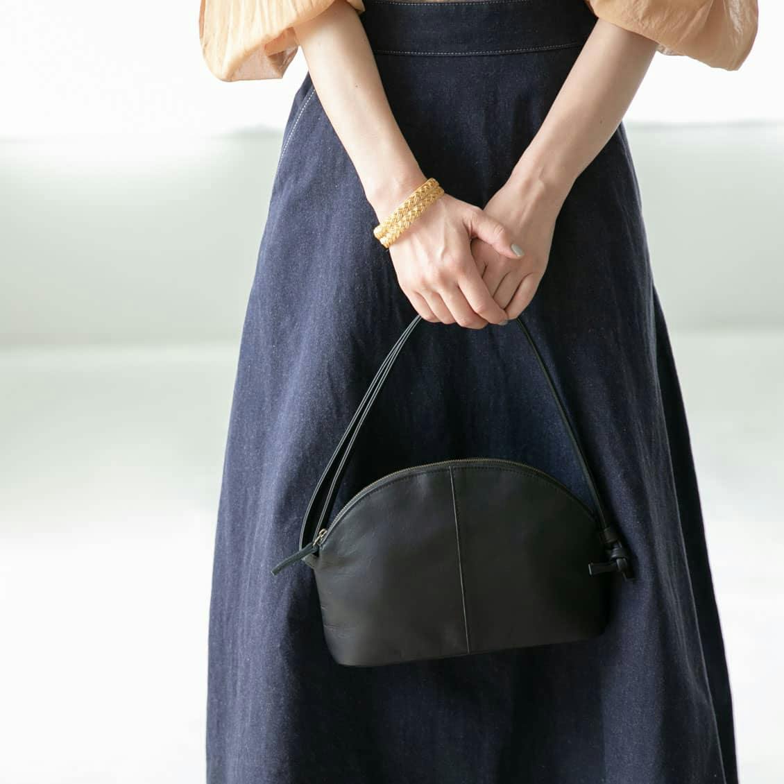 雨の日にもお気に入りを」撥水レザーのショルダーポーチ（ブラック