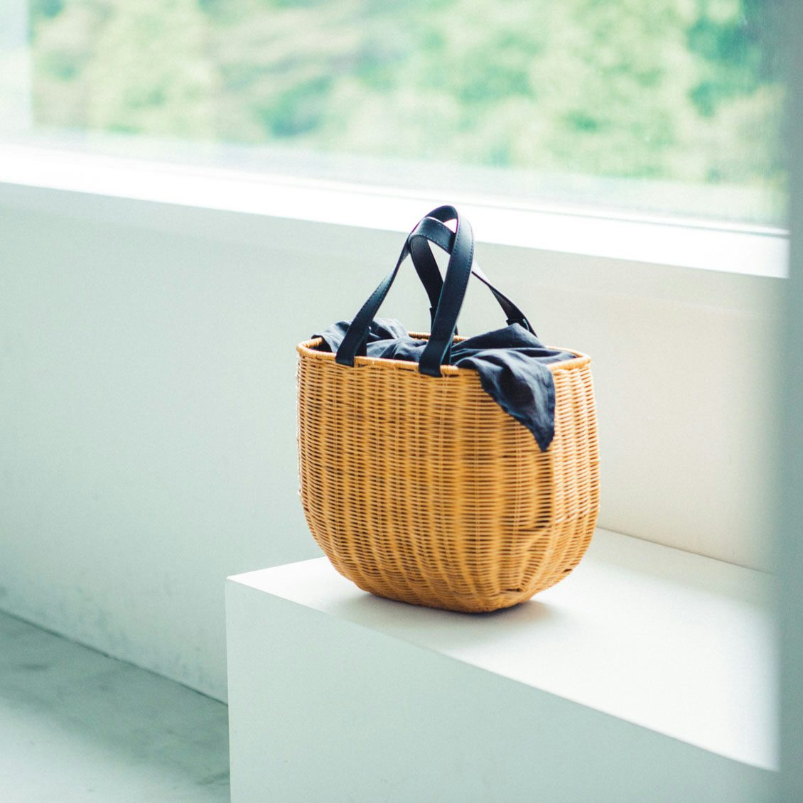 ころんと丸い、レザーハンドルのかごバッグ - 北欧、暮らしの道具店