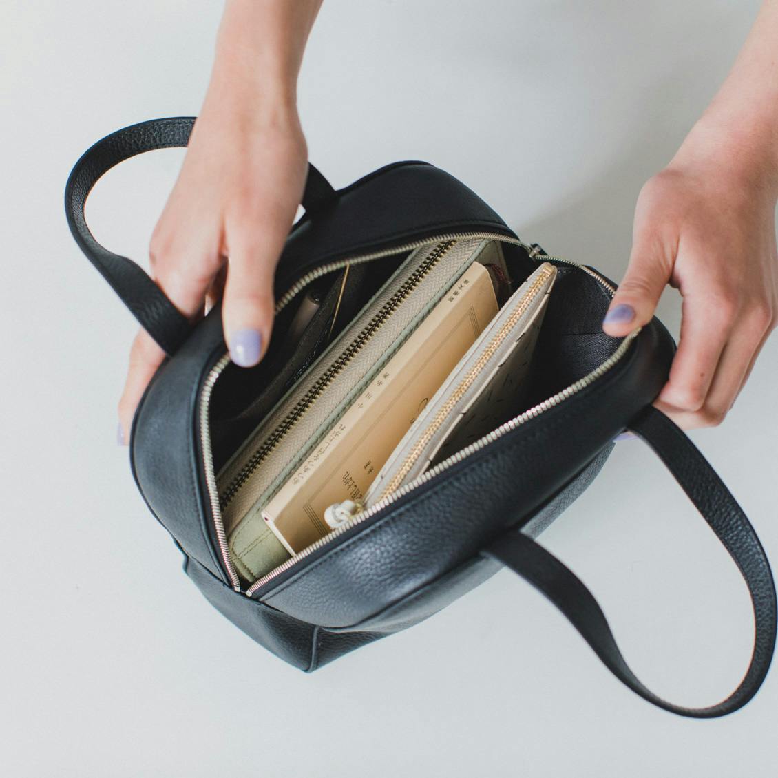 装いを、ちょっと特別に」レザーのミニハンドバッグ / ボストン - 北欧