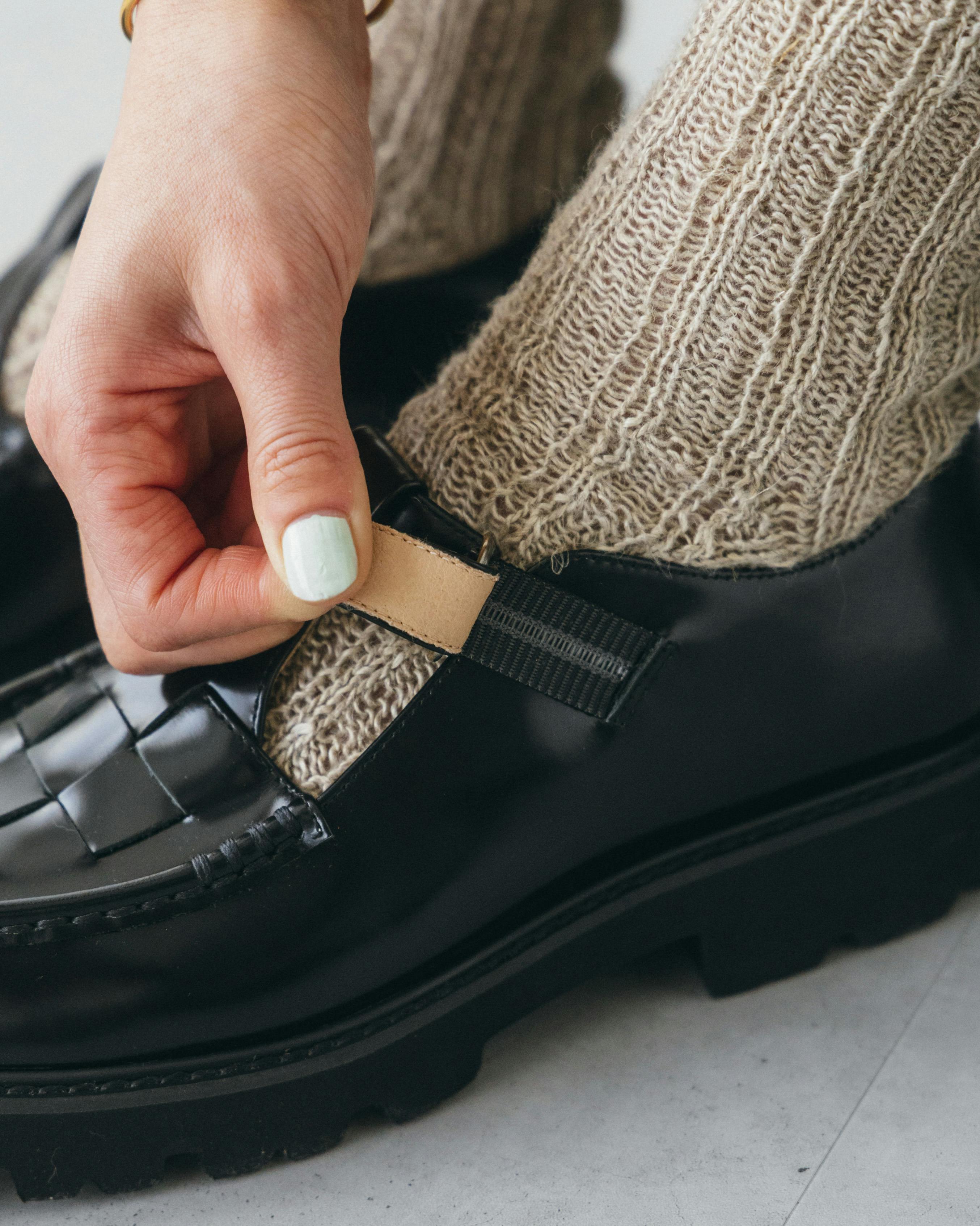 つま先踊る、大人の相棒」こだわりソールのTストラップシューズ / 牛革