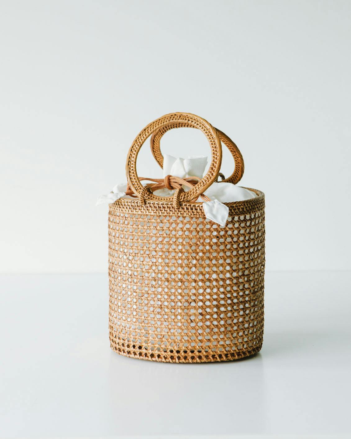 hinthint / アタ素材の透かし編みカゴバッグ - 北欧、暮らしの道具店
