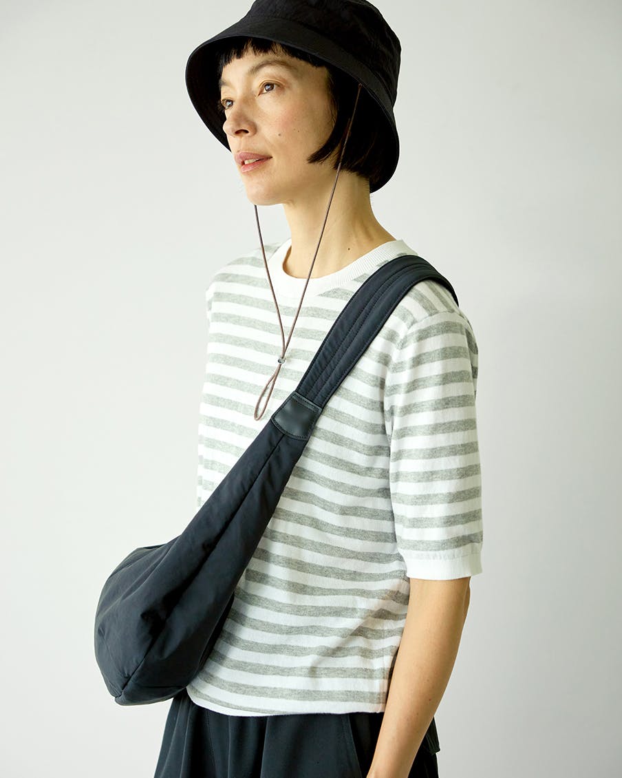 軽やかに、ちゃんと収まる」ムーン型のクロスボディバッグ - 北欧