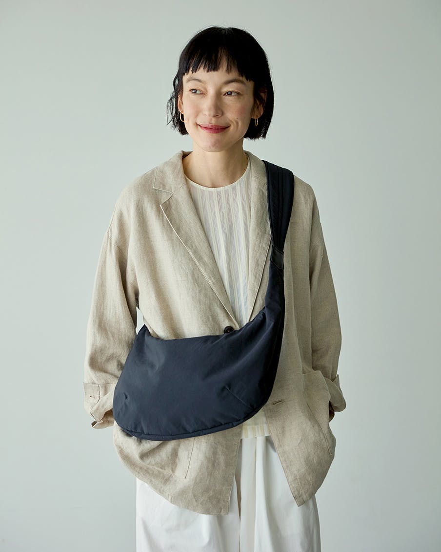 軽やかに、ちゃんと収まる」ムーン型のクロスボディバッグ - 北欧