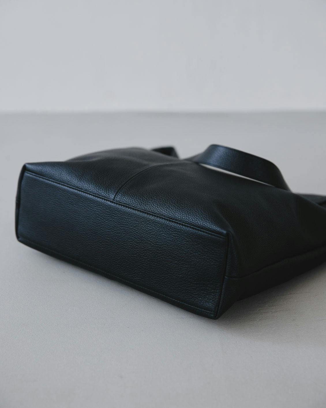 オンオフ頼れる、レザーのショルダーバッグ - 北欧、暮らしの道具店