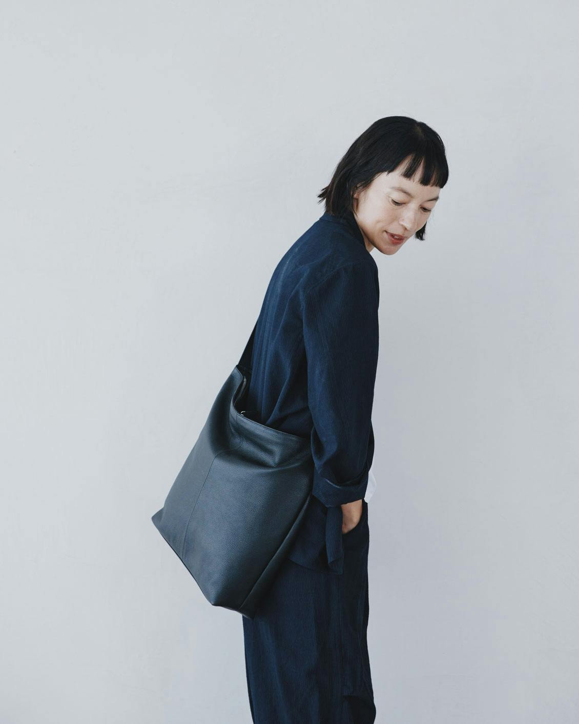 オンオフ頼れる、レザーのショルダーバッグ - 北欧、暮らしの道具店