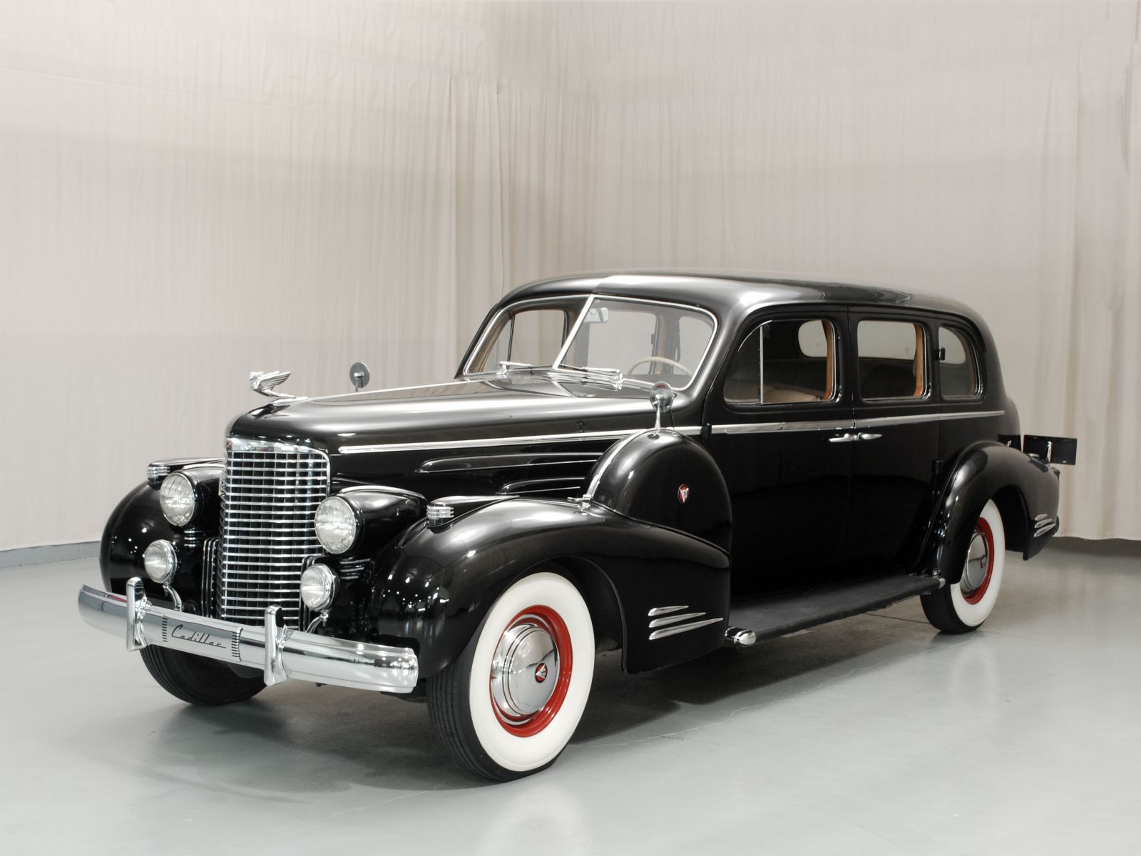 1938 Cadillac V-16 Sedan |