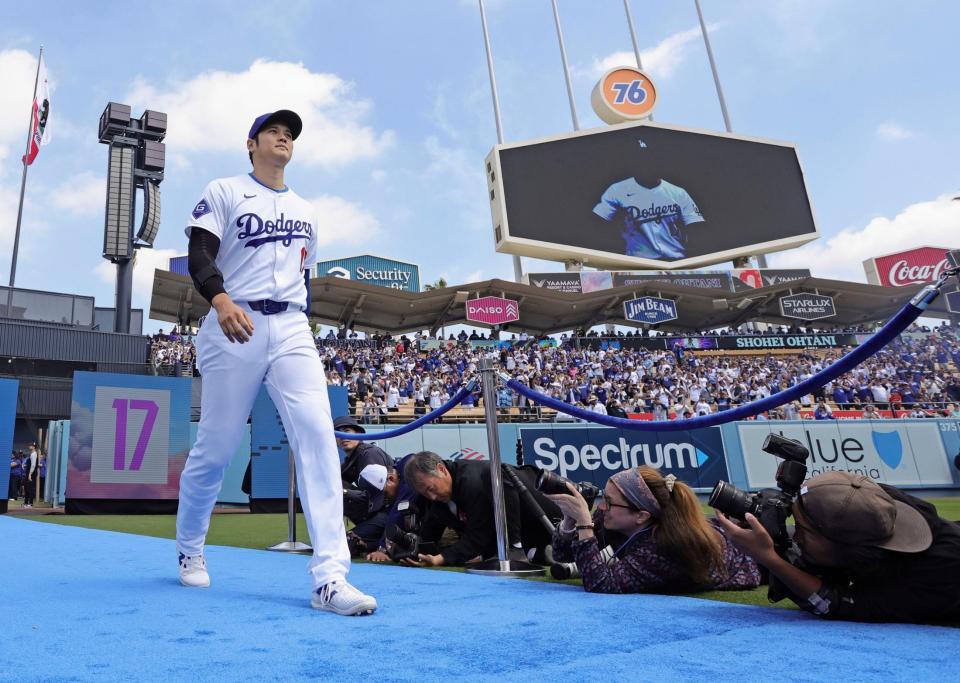 大谷翔平、開幕セレモニーでファンに迎えられ“ブルーカーペット”を歩く