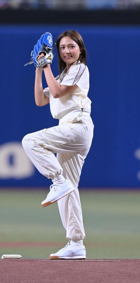 川口春奈が始球式 登場にどよめき、両軍選手も釘付け ドアラが