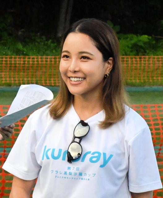 高梨沙羅、小中学生から勇気「好きじゃないと飛べない」記念品手渡し