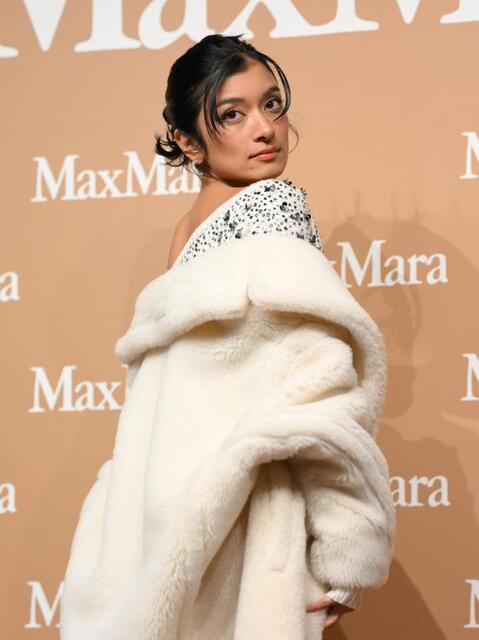 ローラ 大胆ニットで魅せた！美肩＆美脚に会場も超ヒートアップ「最近