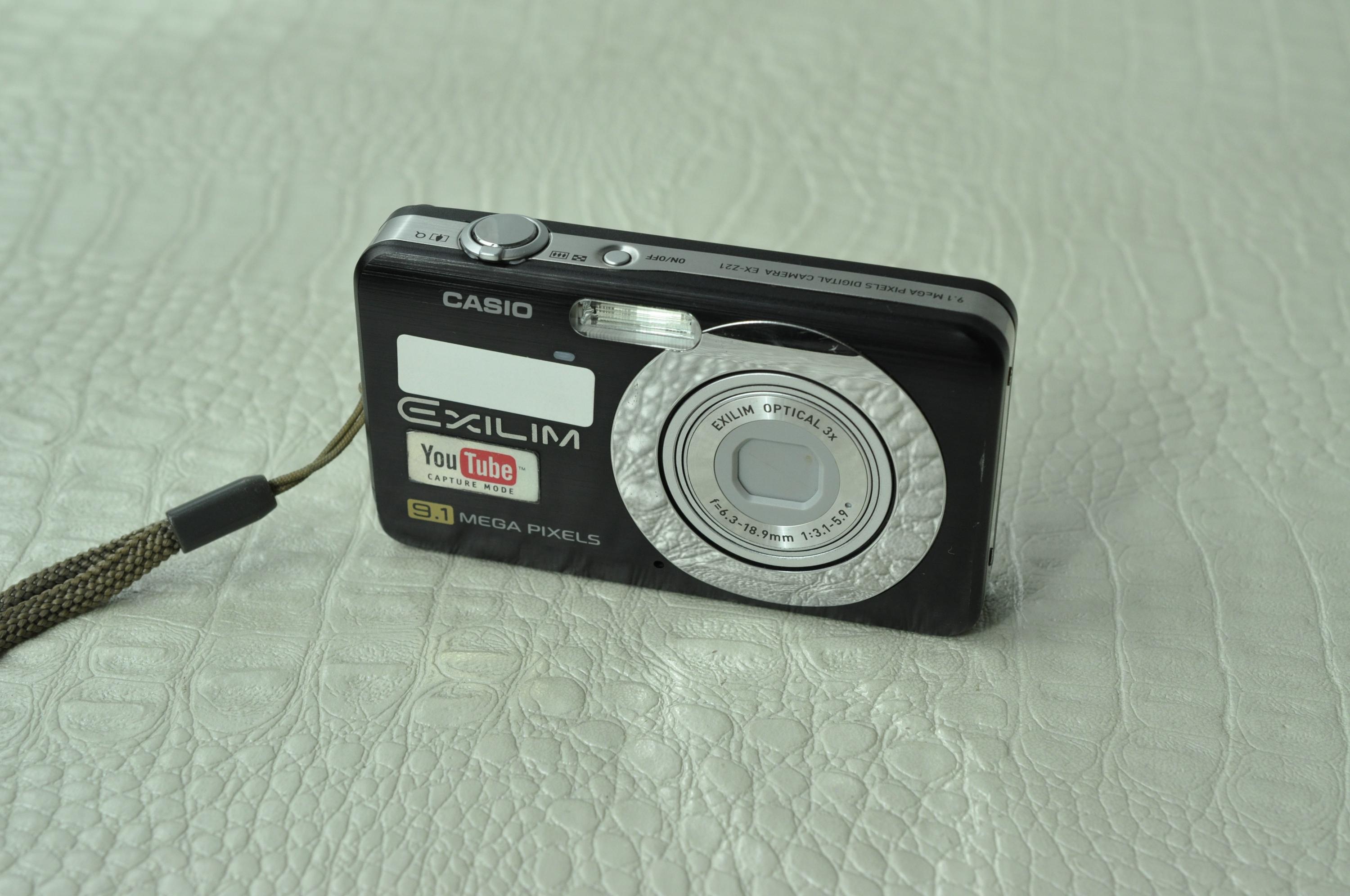 Casio Exilim EX-Z21 Digital Camera - 9.1 Mega Pixels + Memory Card