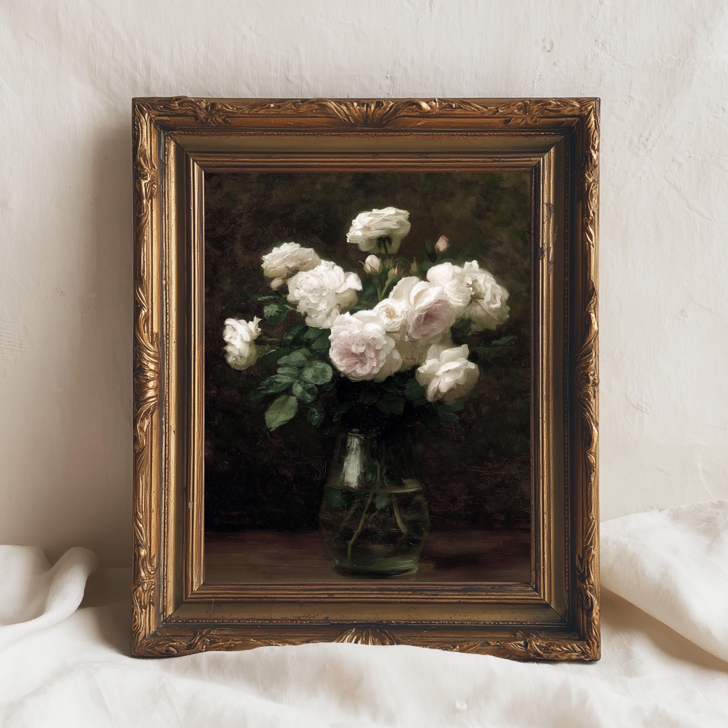 ガラスの花瓶に入った白いガーデンローズ｜ヴィンテージフローラル