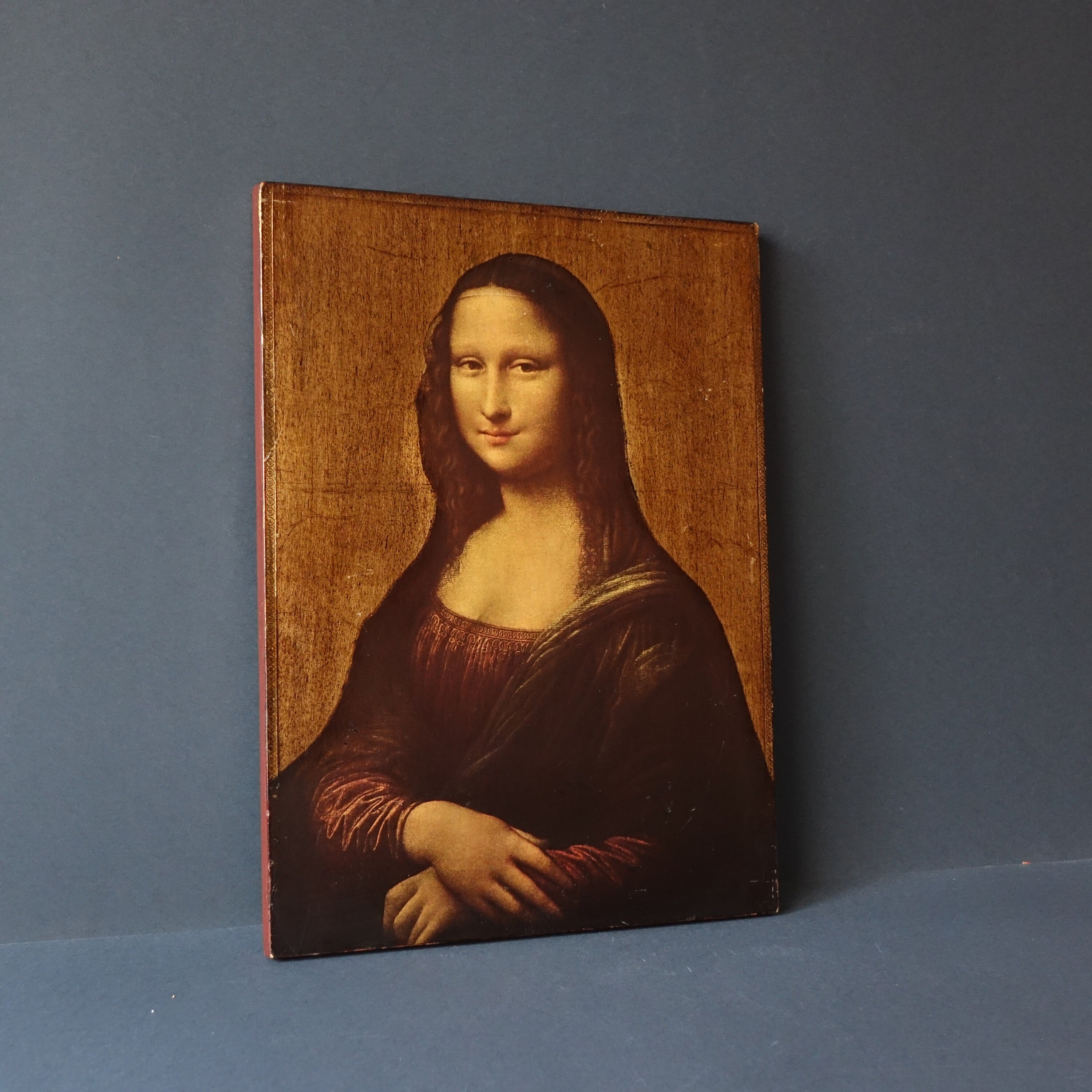 木と金箔のパネルに描かれたレオナルド・ダ・ヴィンチの「モナ・リザ