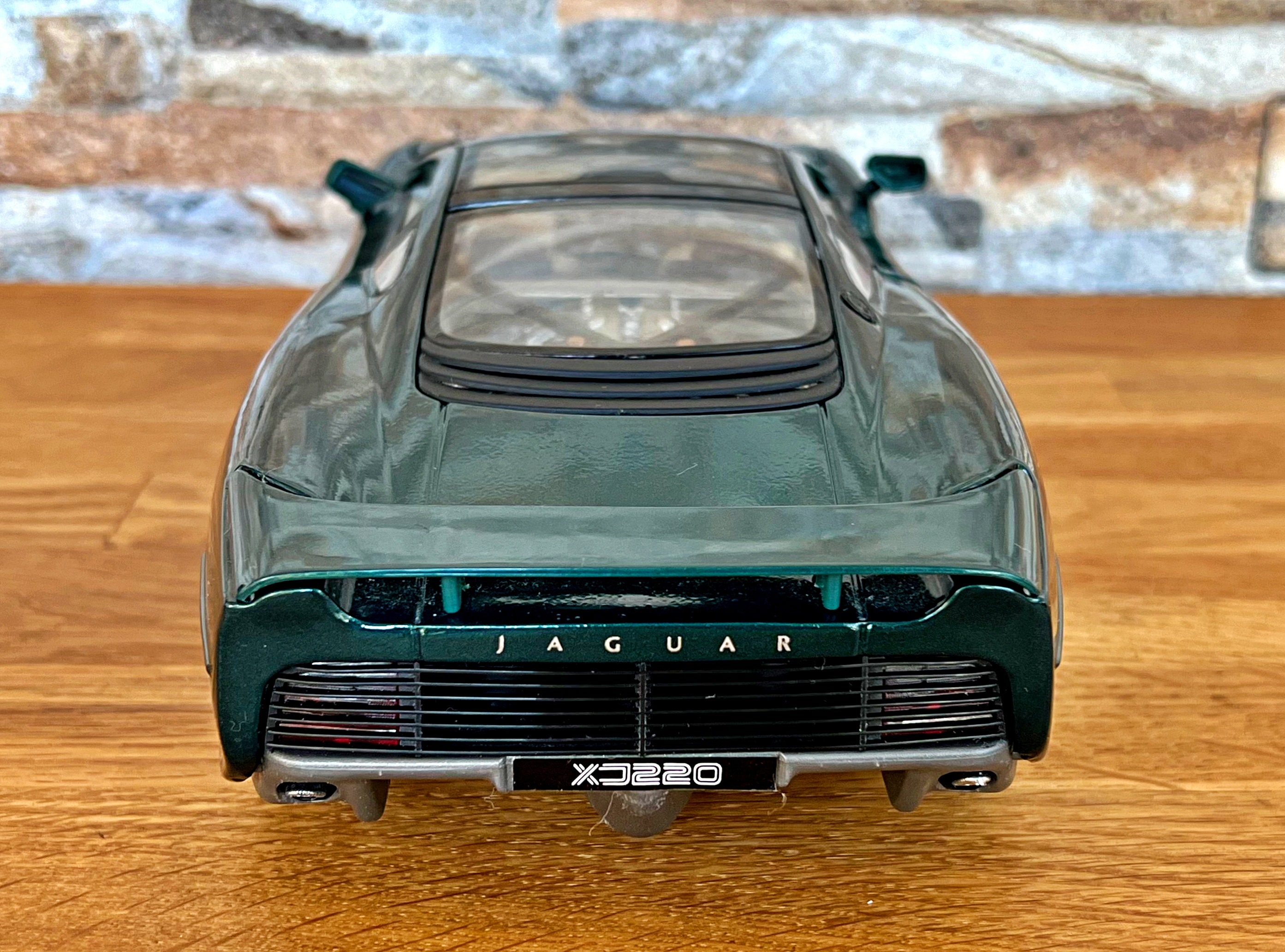 Jaguar XJ220 1992 | Vintage Model Car | 1/18 Scale Model Car | 1