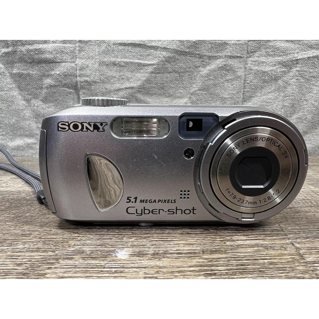 Sony Cyber Shot DSC-P93 Digital Camera - Silver / Smart Zoom 5.1MP