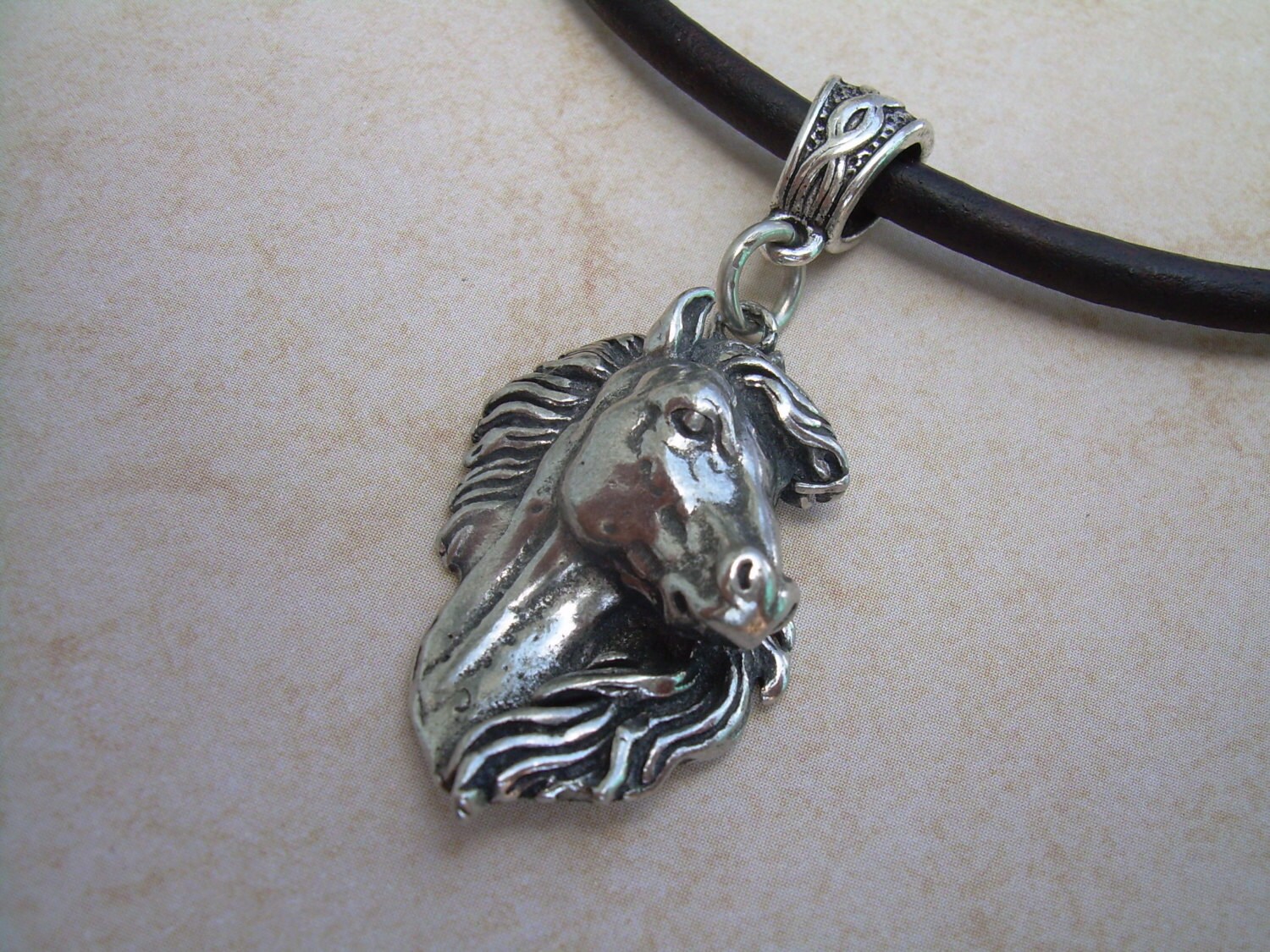 ピューター製馬ペンダントネックレス：レザーチョーカー、馬のギフト