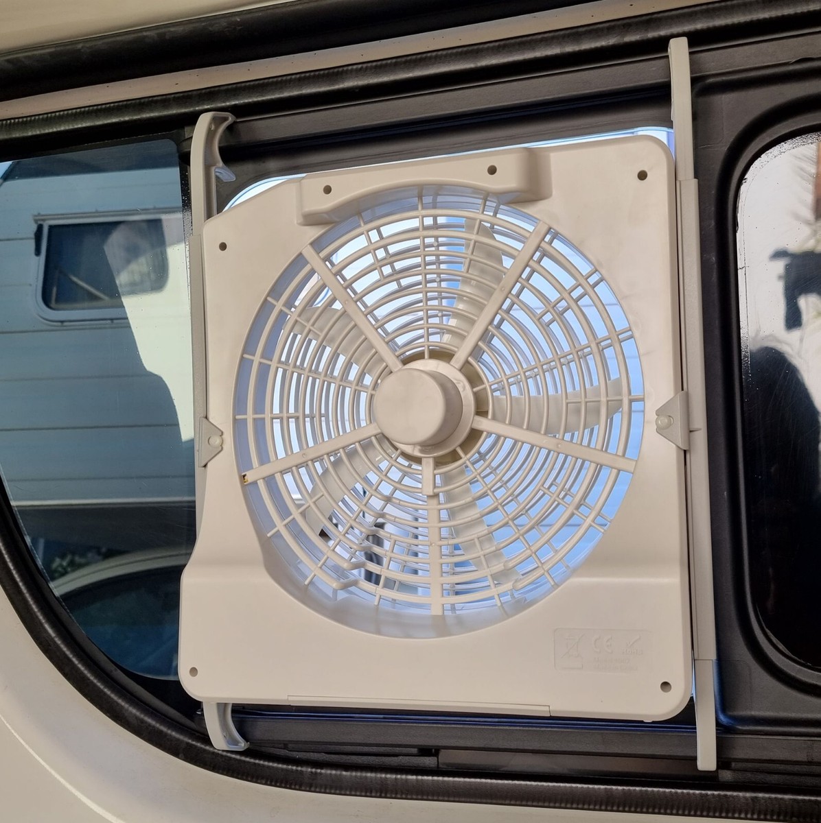 for Hiace 200 series Fiamma Turbo Kit 12V fan - side window - gets