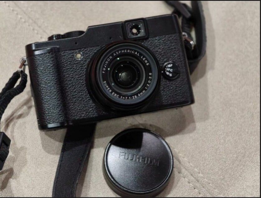 FUJIFILM X10 12MP Digital Camera with 12 Megapixel Optical Zoom