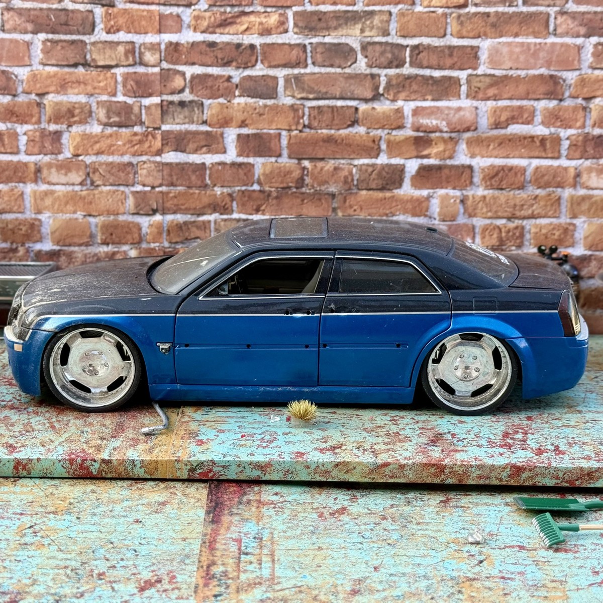 Jada Dub City Chrysler 300C Blue Black 1/18 Scale Diorama Model