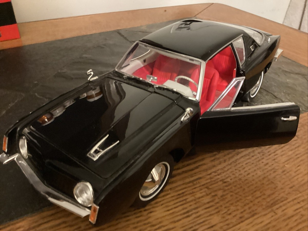 Signature 1/18 Scale Diecast 18101 - 1963 Studebaker Avanti