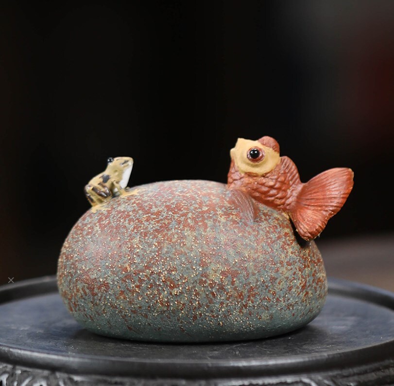 China yixing zisha tea pet clay water squirting tea play frog fish