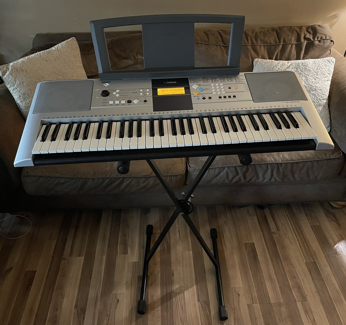 Yamaha PSR-E323 61-Key Portable Keyboard With Stand | eBay