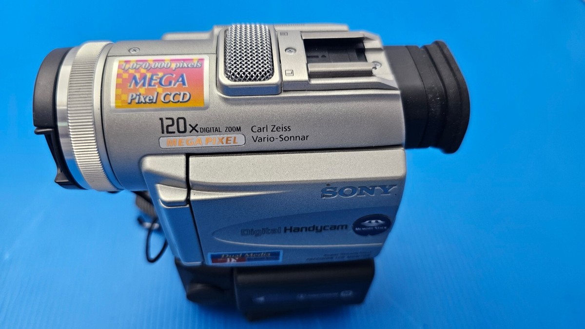 SONY DCR-PC100 Digital Handycam Camcorder miniDV Video Camera