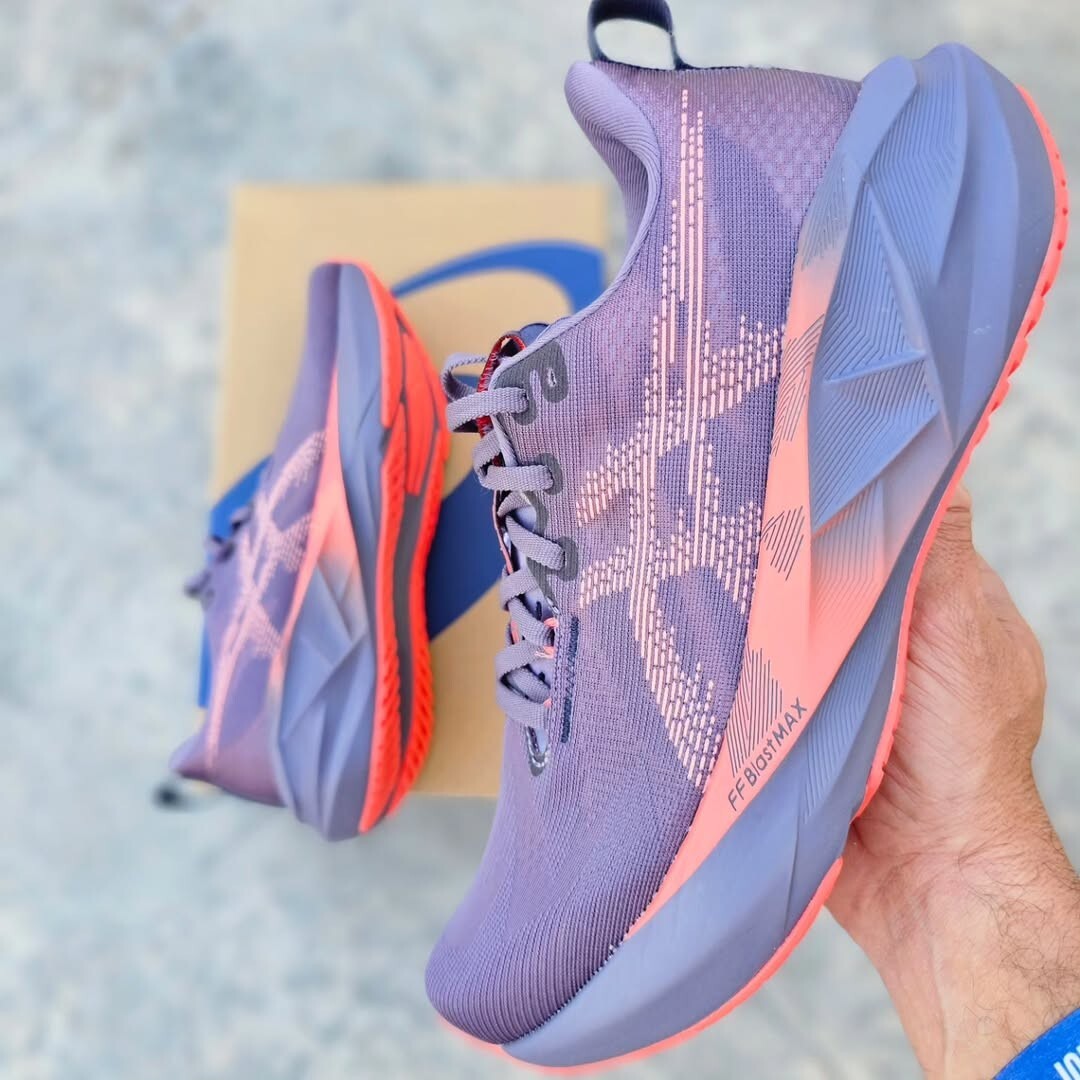 New ASICS Novablast 5 Women's Color Greyish Purple/Coral Reef Size