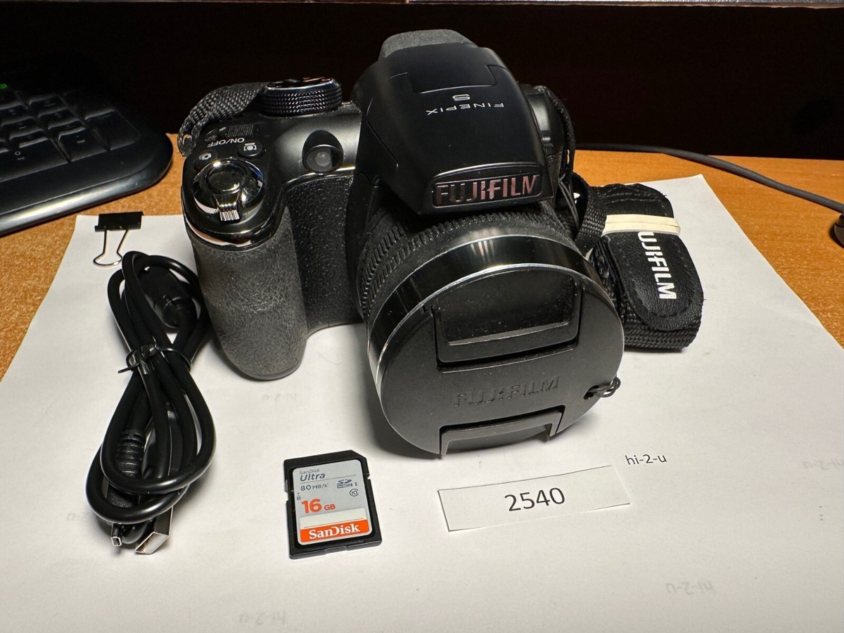 Fujifilm FinePix S4500 14.0MP Digital Camera + Few Extras (2540