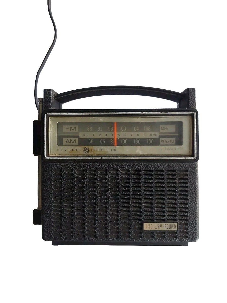 General Electric Vintage GE AM FM Portable Radio Model No. 7-2818F