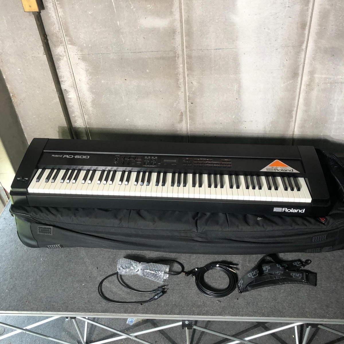Roland RD-600 88-Key Digital Stage Piano with Power supply and