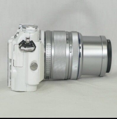 Olympus Pen E-PL6 mirrorless digital camera w. 14-42 lens / Flash