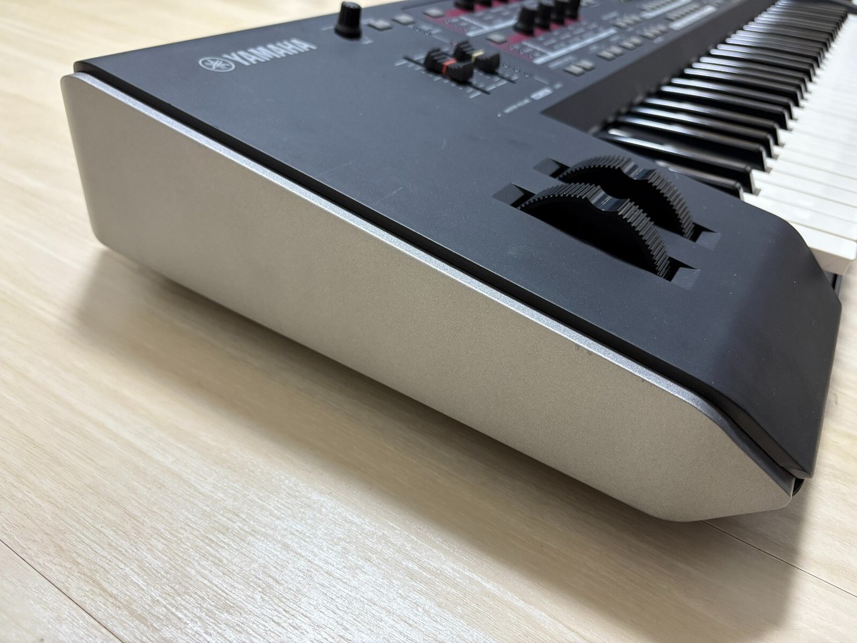 Yamaha MOX6 61-Key Keyboard Synthesizer Used with Adapter Used