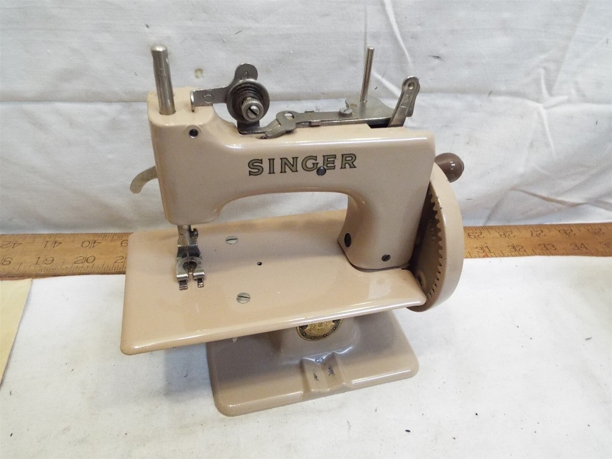 Singer No 20 Sewhandy Child's Toy Sewing Machine Box Clamp Sew