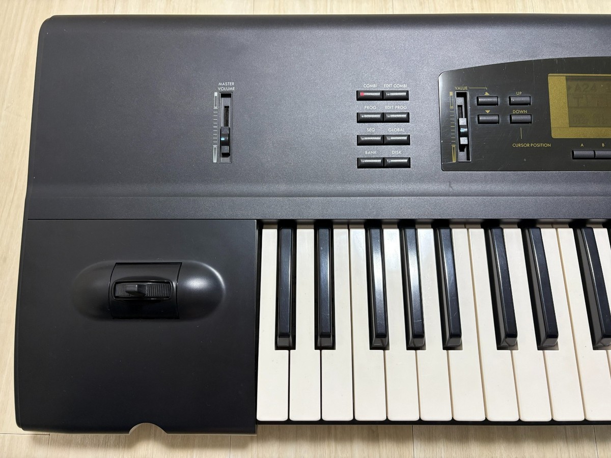 Korg 01/W FD 61-Key Keyboard Synthesizer with Hard Case and Power