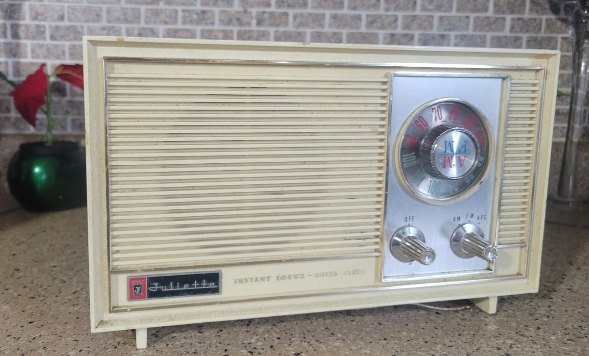 Vintage Juliette Solid State Instant Sound AC-DC AM/FM Radio