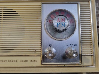 Vintage Juliette Solid State Instant Sound AC-DC AM/FM Radio