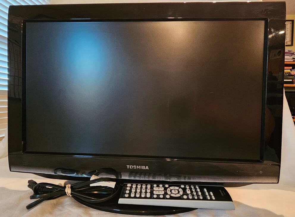 Toshiba Regza 22CV100U TV/DVD Combo - Includes Original Remote