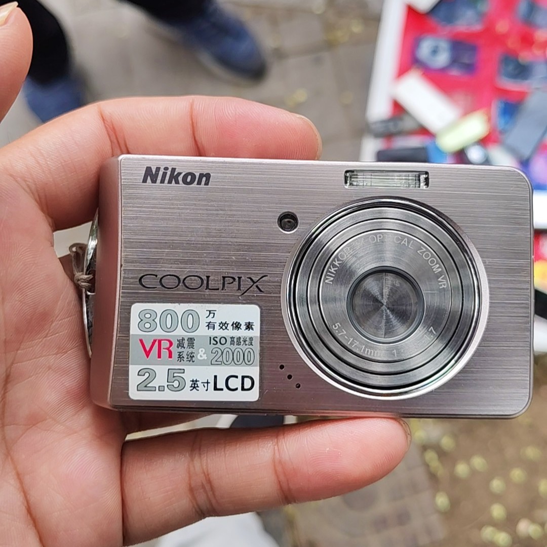 Nikon Coolpix S520 Digital Camera 8.0 MP 3x Optical Zoom with