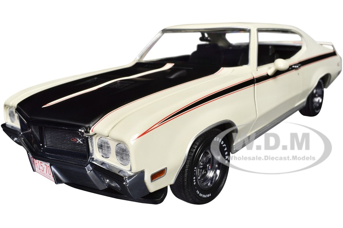 1970 BUICK GSX APOLLO WHITE 1/18 DIECAST MODEL CAR BY SUN STAR