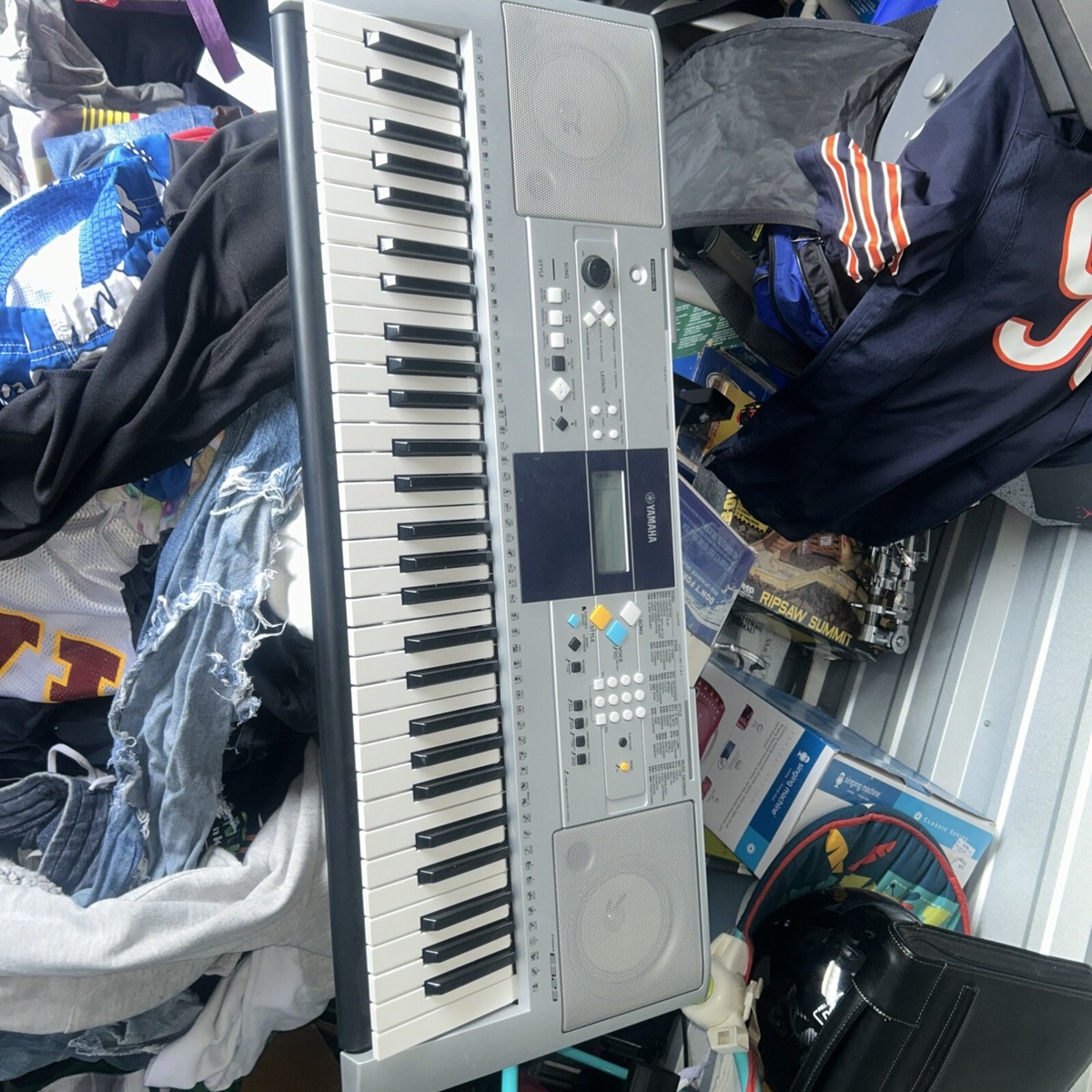 Yamaha PSR-E323 Keyboard, Silver, 61 Keys and adapter Fully Tested